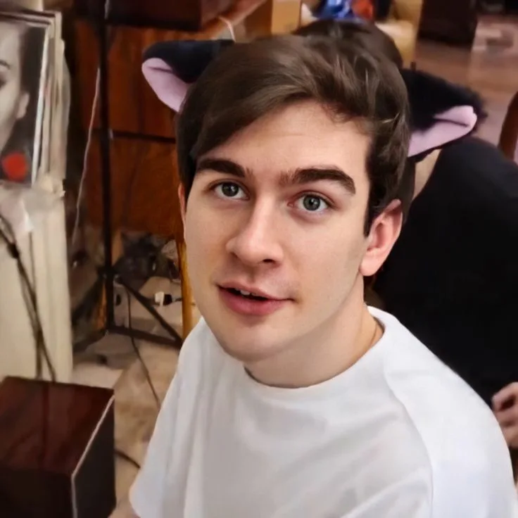 89<3