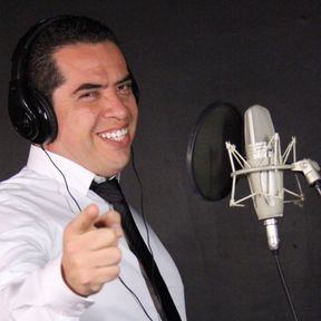 Tavo Garay - Voz Grave y Seductora en Menos de Un Minuto