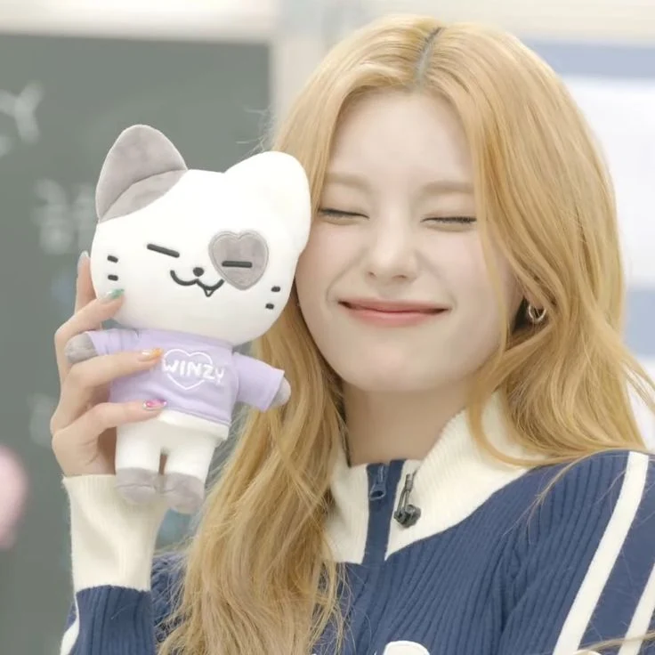 Hwang Yeji (Strong Voice)