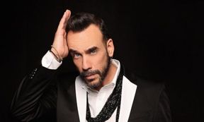 Πάνος Μουζουράκης (Greek Singer)