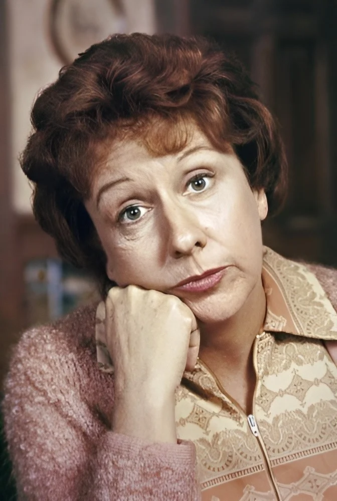 Edith Bunker (Jean Stapleton)