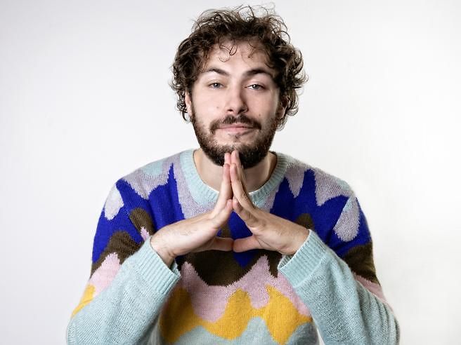 riccardo-zanotti(italian singer Pinguini tattici nucleari) (fake news voice]