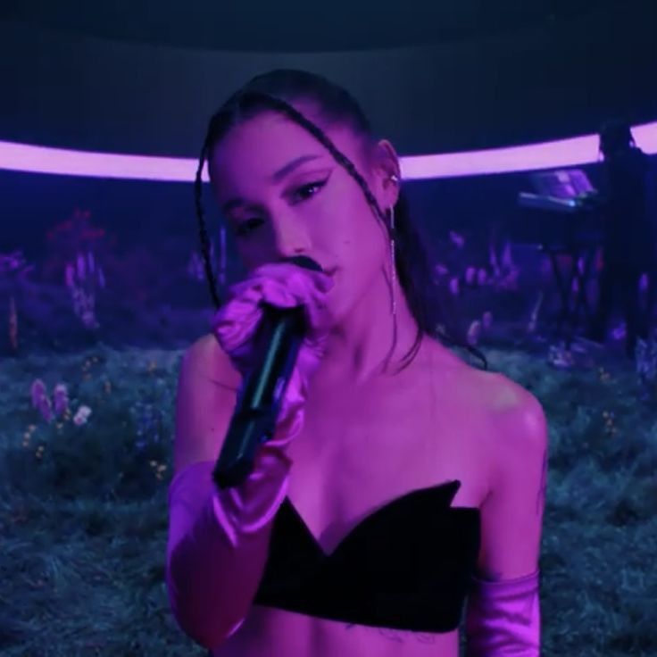 Ariana Grande Live 2021