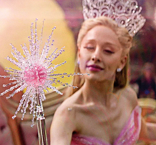Glinda (Ariana Grande)