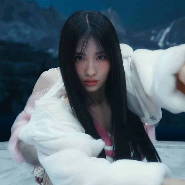 HIRAI MOMO